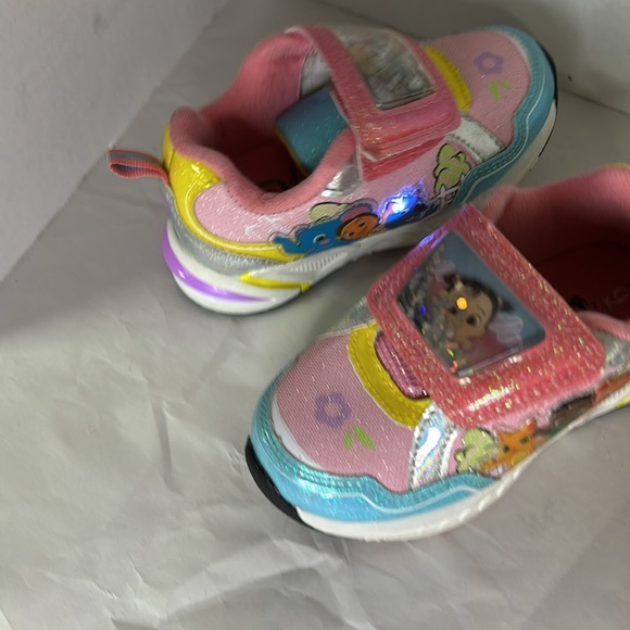 Girls size 9 tennis shoes a shoes and slippers - Picture 4 of 6